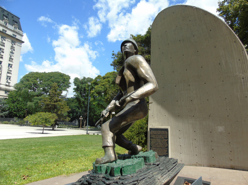  Héroes caísos en Malvinas