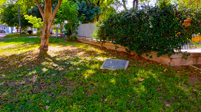 Plazoleta Andrés Chazarreta