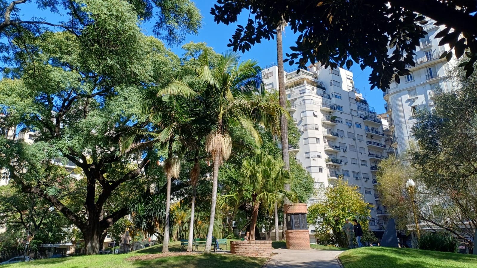 Plaza Vicente López y Planes