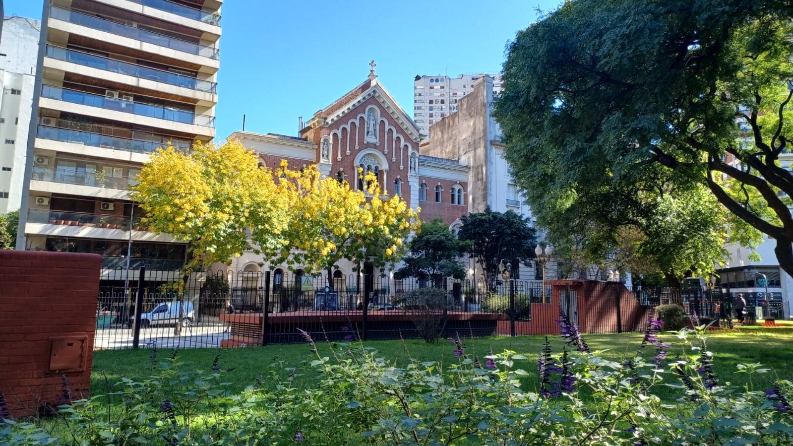 Plaza Vicente López y Planes