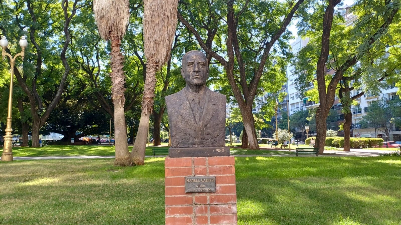 Plaza Vicente López y Planes