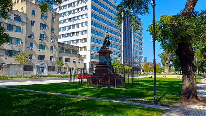 Plazoleta Dr. Carlos A. Erro